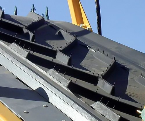 chevron conveyor belt with large cleats