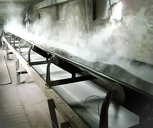 heat resistant conveyor belt carrying hot steaming sand