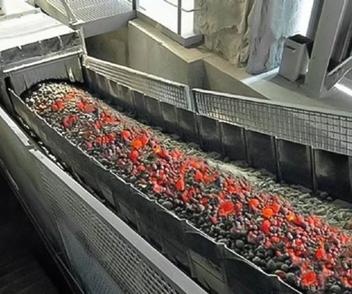burning coal on heat resistant conveyor belts
